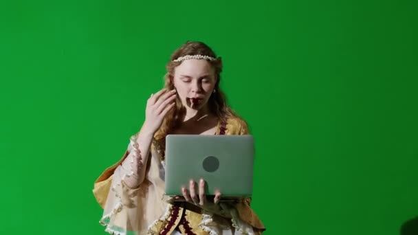 Современная Реклама Образа Жизни Историка Женщина Старинном Наряде Зеленом Фоне — стоковое видео