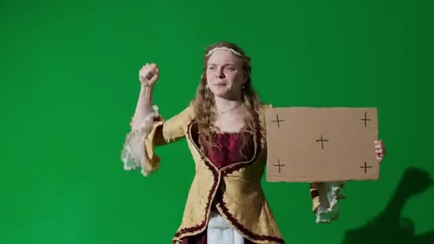 歴史的人物現代ライフスタイル広告 クロマキーグリーンスクリーンの背景に古代の服を着た女性 ルネッサンスのドレスでボール紙のサインを保持し 抗議でスローガンを叫ぶ女性 — ストック動画