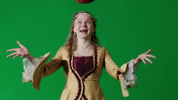 历史人物现代生活方式广告 穿着古装的女人在彩色键绿色屏幕的背景上 身着复兴风格服装的女性 手握篮球笑容 露出大拇指向上 — 图库视频影像