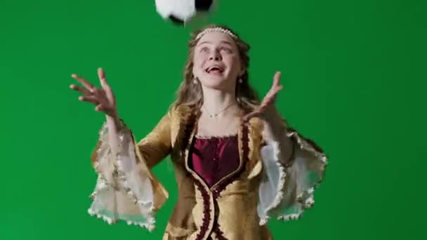 历史人物现代生活方式广告 穿着古装的女人在彩色键绿色屏幕的背景上 身着复兴风格服装的女性 手持足球微笑 露出大拇指向上 — 图库视频影像