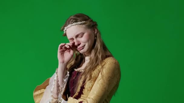 歴史的人物現代ライフスタイル広告 クロマキーの緑色の背景に古代の服を着た女性 ルネッサンススタイルのドレスの女性は カメラを見てポーズ 悲しい顔を泣く — ストック動画