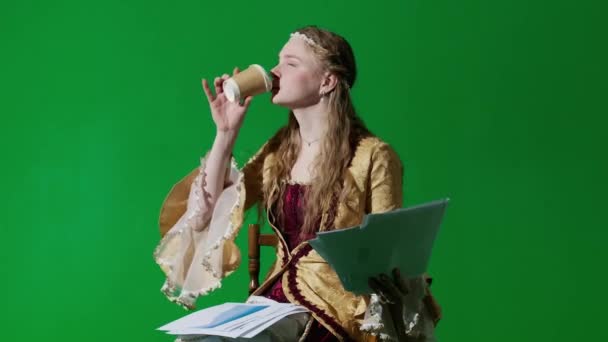 历史人物现代生活方式广告 女性古装上的彩色键绿色屏幕背景 复兴时期的女商人穿着带着纸质文件的咖啡 — 图库视频影像