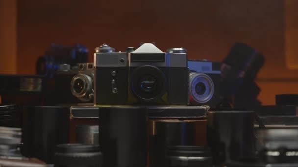 带一系列镜头的复古相机 老式设计 老式镜片 摄影师的古董 旧技术 业余爱好 创造力 摄影艺术 靠近点 — 图库视频影像