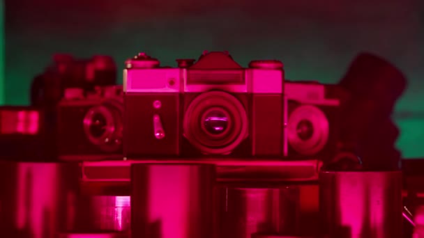 Ретро Камера Коллекцией Линз Неоновом Красном Свете Винтажный Дизайн Винтажные — стоковое видео
