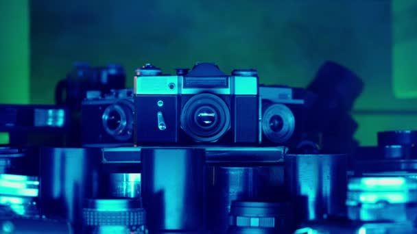 带有一系列霓虹灯蓝光镜头的复古相机 老式设计 老式镜片 摄影师的古董 老技术 创造力 摄影艺术 靠近点 — 图库视频影像