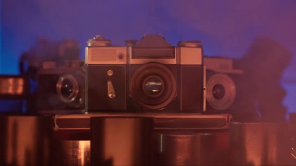レンズセットのヴィンテージカメラ クラシックなデザインと明るい赤いブルーネオンライトの組み合わせは 創造性 写真アートの雰囲気を生み出します クローズアップ — ストック動画