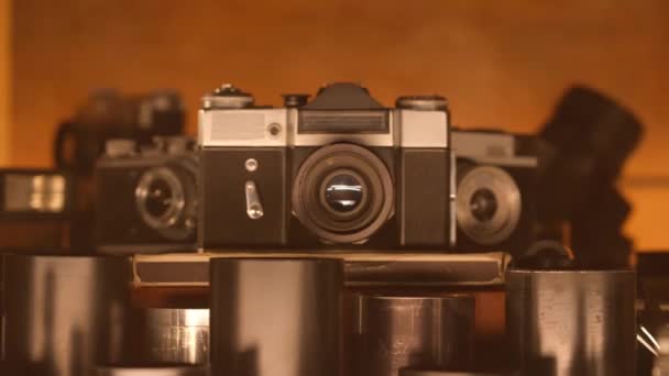 Vintage Sammlung Alter Kameras Und Objektive Eintauchen Die Atmosphäre Der — Stockvideo