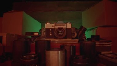 Antika kamera ve lenslerin klasik koleksiyonu. Kendinizi bir gizem ve sihir atmosferine sokun. Bu videoda vintage kameralar ve lensler neon ışık ve dumanla kaplıdır.