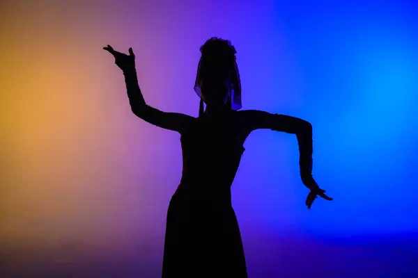 Moderne Choreografie Dans Vrouw Silhouet Dansen Kleurrijke Achtergrond Gracieuze Danseres — Stockfoto