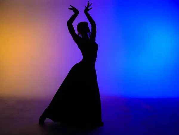Moderne Choreografie Dans Vrouw Silhouet Dansen Kleurrijke Achtergrond Gracieuze Danseres — Stockfoto