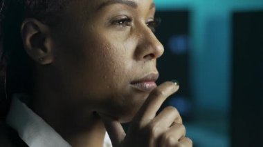 Modern iş kadını konsepti. Ofiste çalışan bir kadının yakın çekimi. Ekrandaki verileri analiz eden, odaklanmış yüz ifadesini inceleyen Afro-Amerikalı iş kadını.