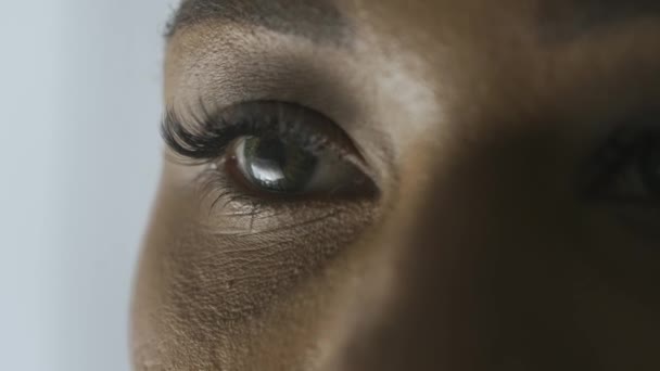 视力护理治疗眼科服务的概念 女模特脸上的宏观照片 非洲裔美国女人的脸被割破了 绿色的眼睛从相机前望去 — 图库视频影像