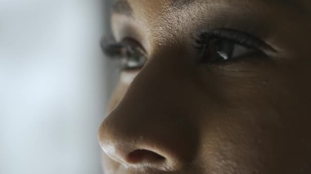 Skönhetstjänster Inom Hudvård Makrofoto Kvinnlig Modell Ansikte Afroamerikansk Kvinna Makro — Stockvideo