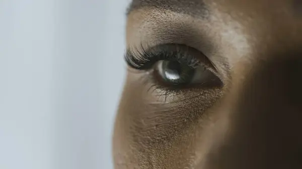 视力护理治疗眼科服务的概念 女模特脸上的宏观照片 非洲裔美国女人的脸被割破了 绿色的眼睛从相机前望去 — 图库照片