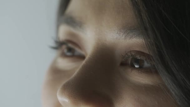 眼科医療サービスコンセプト 女性モデルフェイスのマクロショット アジアの若い女性は カメラから離れて見た茶色の目 クロップされた顔を撮影しました — ストック動画