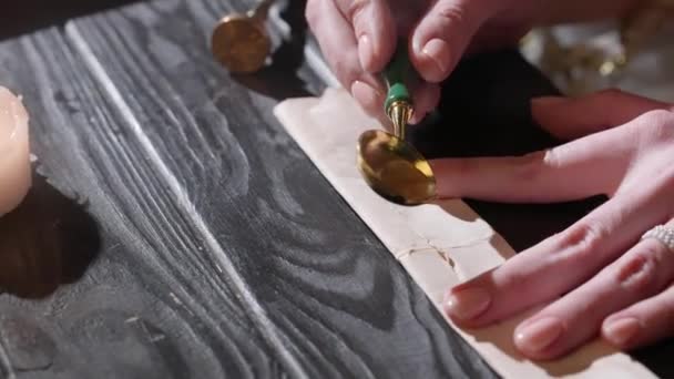 Стародавній Лист Творчої Концепції Жінка Старовинному Костюмі Столом Жінка Ренесансному — стокове відео