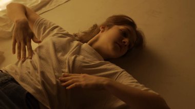 Siluet çağdaş deneysel koreografi konsepti. Stüdyoda kadın dansçı sahne alıyor. Genç kız sıcak arka ışığa karşı dans ediyor..