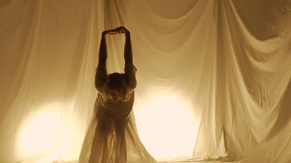 Концепция Современной Экспериментальной Хореографии Студии Выступает Танцовщица Молодая Девушка Танцует — стоковое фото