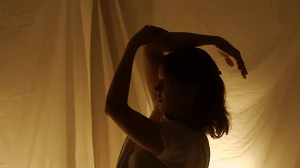 Silhouet Hedendaagse Experimentele Choreografie Concept Vrouwelijke Danseres Treedt Studio Jong — Stockfoto