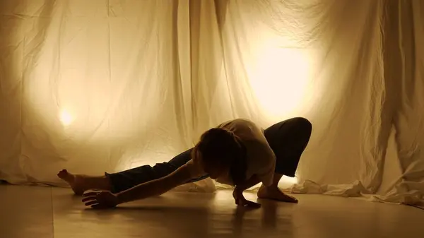 Siluet Çağdaş Deneysel Koreografi Konsepti Stüdyoda Kadın Dansçı Sahne Alıyor — Stok fotoğraf