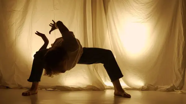 Silhuett Samtida Experimentell Koreografi Koncept Kvinnlig Dansare Som Uppträder Studion — Stockfoto