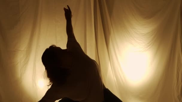 当代实验编舞概念的轮廓 在演播室里表演的女舞蹈演员 年轻姑娘在温暖的背光下跳舞 — 图库视频影像