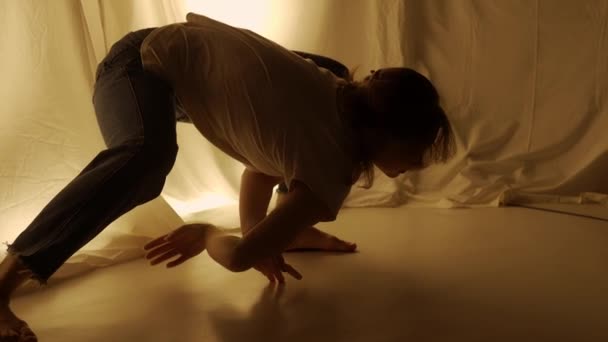 Siluet Çağdaş Deneysel Koreografi Konsepti Stüdyoda Kadın Dansçı Sahne Alıyor — Stok video