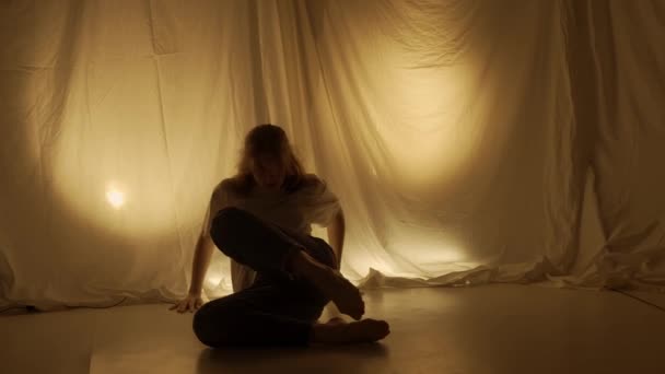 Silhuett Samtida Experimentell Koreografi Koncept Kvinnlig Dansare Som Uppträder Studion — Stockvideo