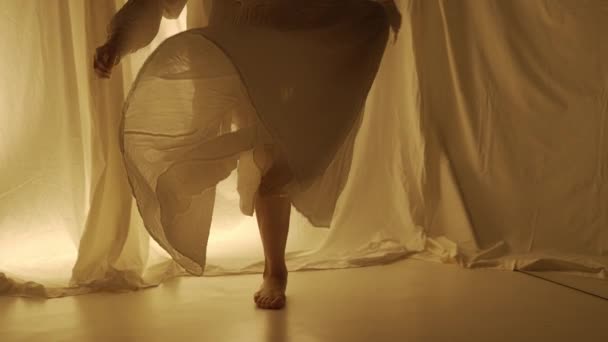 Σύλληψη Σύγχρονη Πειραματική Χορογραφία Έννοια Γυναίκα Χορεύτρια Παίζει Στο Στούντιο — Αρχείο Βίντεο