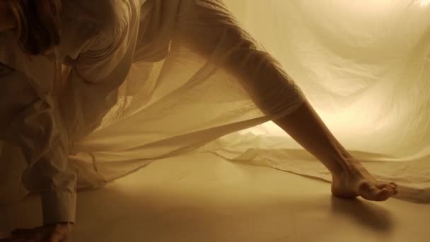 Концепция Современной Экспериментальной Хореографии Студии Выступает Танцовщица Молодая Девушка Танцует — стоковое видео