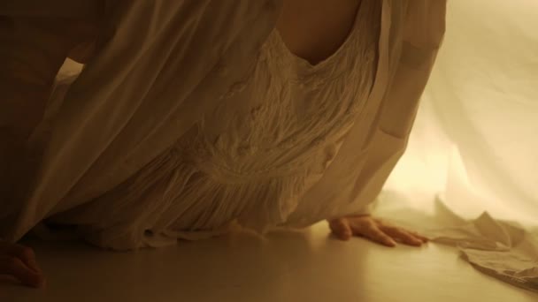 Siluet Çağdaş Deneysel Koreografi Konsepti Stüdyoda Kadın Dansçı Sahne Alıyor — Stok video