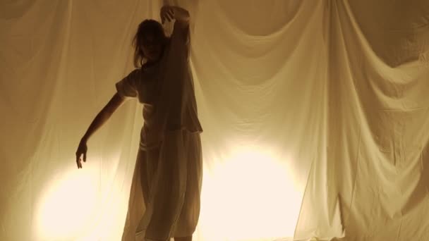 Концепція Сучасної Експериментальної Хореографії Silhouette Жінка Танцівниця Виступає Студії Молода — стокове відео