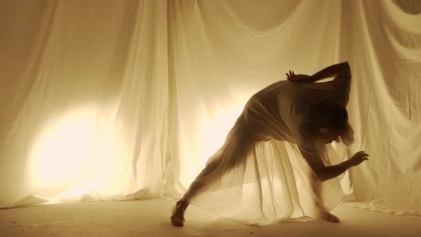 Koncepcja Współczesnej Eksperymentalnej Choreografii Sylwetki Tancerka Występująca Studio Młoda Dziewczyna — Wideo stockowe