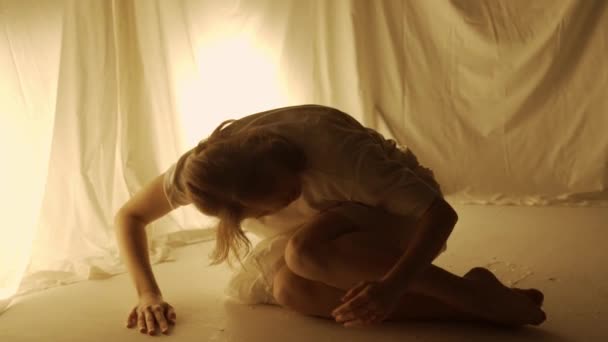 Conceito Coreografia Experimental Contemporânea Silhueta Dançarina Apresentando Estúdio Menina Dançando — Vídeo de Stock