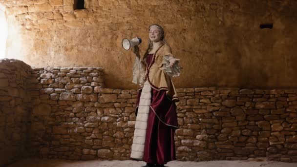 Современная Реклама Образа Жизни Историка Женщина Старинном Наряде Фоне Исторического — стоковое видео
