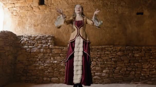 Historische Person Moderne Lifestyle Werbung Frau Antiken Outfit Vor Dem — Stockvideo