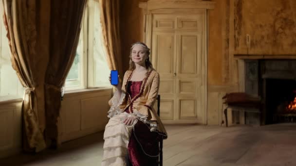 Historische Person Moderne Lifestyle Werbung Frau Antiken Outfit Vor Dem — Stockvideo