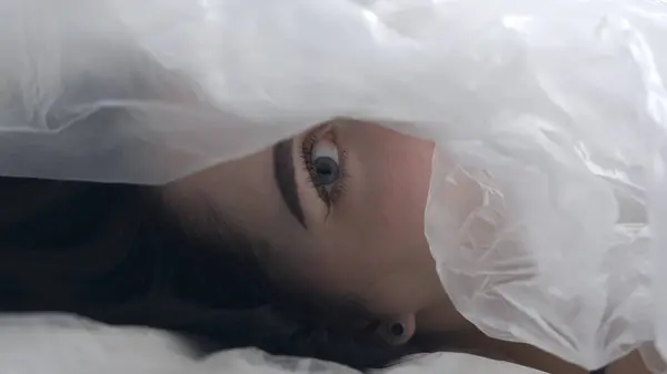 美体与时尚广告 用半透明的油布遮住妇女的脸和眼睛 — 图库照片
