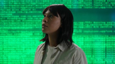 Geleceğin üniversitesi ve yapay zeka konsepti. Büyük dijital ekrana karşı bilişim uzmanı. Afrika kökenli Amerikalı kadın mühendis. Dijital kod yazılımı verileriyle ekranın önünde..