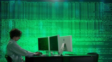 Geleceğin üniversitesi ve yapay zeka konsepti. Büyük dijital ekrana karşı bilişim uzmanı. İnsan programcı mühendis dijital kod veri süreci ile ekranın önündeki bilgisayarda çalışır.