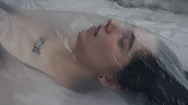 Краса Тіла Модна Реклама Жінка Нижній Білизні Лежить Ліжку Студії — стокове фото
