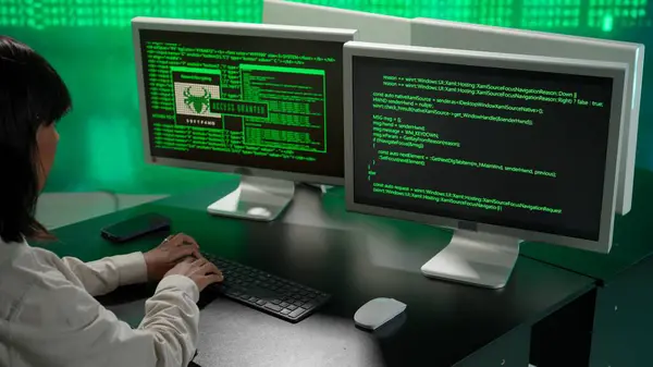 Geleceğin üniversitesi ve yapay zeka konsepti. Büyük dijital ekrana karşı bilişim uzmanı. Geçmişe bakış Afrikalı Amerikalı kadın programcı bilgisayar üzerinde çalışıyor, dijital kod veri işlemini ekrana yansıtıyor.