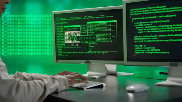 Geleceğin üniversitesi ve yapay zeka konsepti. Büyük dijital ekrana karşı bilişim uzmanı. Geçmişe bakış Afrikalı Amerikalı kadın programcı bilgisayar üzerinde çalışıyor, dijital kod veri işlemini ekrana yansıtıyor.