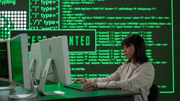 Geleceğin üniversitesi ve yapay zeka konsepti. Büyük dijital ekrana karşı bilişim uzmanı. Geçmişe bakış Afrikalı Amerikalı kadın programcı bilgisayar üzerinde çalışıyor, dijital kod veri işlemini ekrana yansıtıyor.