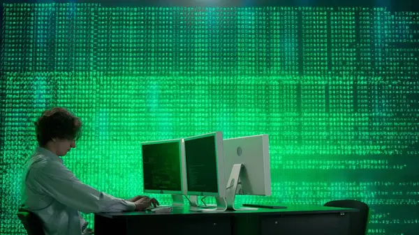 Geleceğin üniversitesi ve yapay zeka konsepti. Büyük dijital ekrana karşı bilişim uzmanı. İnsan programcı mühendis dijital kod veri süreci ile ekranın önündeki bilgisayarda çalışır.