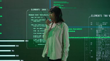 Geleceğin üniversitesi ve yapay zeka konsepti. Büyük dijital ekrana karşı bilişim uzmanı. Afro-Amerikalı kadın bilim adamı dijital kod verileriyle ekranın önünde radyo ile konuşuyor..