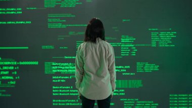 Geleceğin üniversitesi ve yapay zeka konsepti. Büyük dijital ekrana karşı bilişim uzmanı. Arka plan Afro-Amerikan kadın mühendis dijital kod verileriyle ekranın önünde.