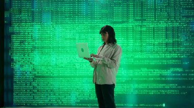 Geleceğin üniversitesi ve yapay zeka konsepti. Büyük dijital ekrana karşı bilişim uzmanı. Afrika kökenli Amerikalı mühendis kadın bilgisayar mühendisi ekranın önünde dijital kodla yazı yazıyor.