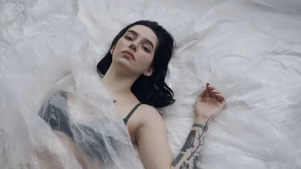 아름다움과 스튜디오에서 침대에 속옷을 Seminude 란제리 Laying 아래의 Sheet Oilcloth — 스톡 사진