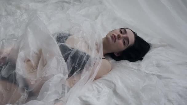 Vücut Güzelliği Moda Reklamı Stüdyoda Yatakta Çamaşırlı Bir Kadın Yatıyor — Stok video